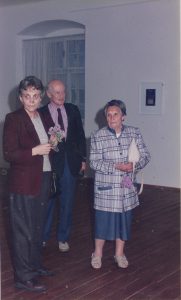 Pavel Fischl na návštěvě v Hradci Králové, květen 1997, vlevo jeho manželka, vpravo švagrová - Stella Fischlová