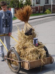 Jidáš v Lozicích se veze ve vozíku a je jím nejmladší hošík ze vsi