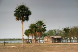 Vesnice Puerto Esperanza na břehu řeky Paraguaye v Gran Chaku