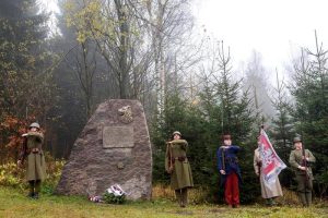 V polním stejnokroji čs. armády při odhalování památníku veliteli tvrze Hanička majoru Novákovi