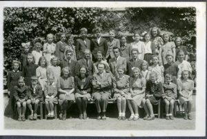 Hudební škola někdy kolem roku 1945. Fotografie žáků a učitelů je natolik kvalitní, že na ní lidé poznávají své dědečky a babičky. A věřte nevěřte, už je známe skoro všechny!