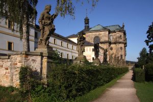 Alegorie Ctností a Neřestí od Matyáše Bernarda Brauna vítá návštěvníky Kuksu