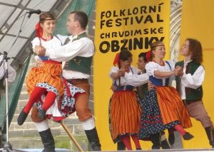 Snímek z folklorního festivalu Chrudimské Obžinky.