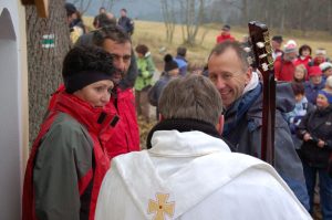 Vysvěcení kapličky. Vlevo Jana Kolářová, vpravo Pavel Bečvář