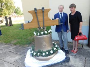 Zvonař Manoušek se starostkou obce Zdeňkou Seidelovou v den svěcení zvonu