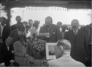 Slavnostní ceremonie k založení lesa za účasti československého gen. konzula a představitele Jišuvu Menachema Usiškina, duben 1930.