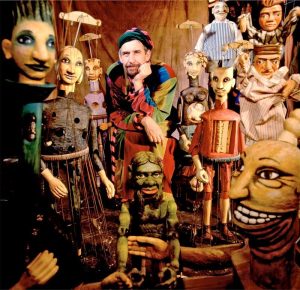 Česko-americký herec a loutkář Vít Hořejš, ředitel Czechoslovak-American Marionette Theatre, uvede originální nastudování českých pohádek. 