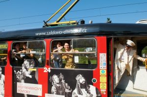 Tak jako v loňském roce divadelní sezónu také zahájí 1.9.2016 jízda divadelní tramvají