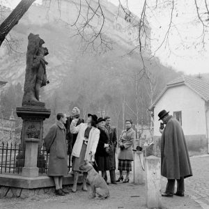 Jarmila Novotná s rodinou na výletě pod Karlštejnem, prosinec 1947