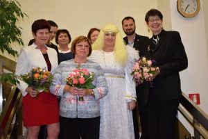 Knihovník Ústeckého kraje pro rok 2016 – oceněné knihovnice (zleva, s kyticemi): Jaroslava Zenkerová (Místní knihovna Liběšice, 2. místo), Zdena Hlaváčková (Místní knihovna Proboštov, 1. místo), Marie Dvořanová (Obecní knihovna ve Velkém Březně, 3. místo)