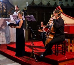 Slavnostní koncert poutní slavnosti v Kašperských Horách letos patřil vynikajícímu souboru barokní hudby COLLEGIUM MARIANUM z Prahy se sopranistkou Stanislavou Mihalcovou