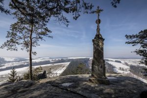 Poutní místo - Křížový vrch v Adršpachu, fotografie pro kalendář "Socha v krajině" (Královéhradecký kraj 2020)