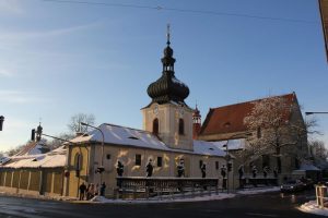 Loreta Rumburk. Vstupní budova a klášterní kostel sv. Vavřince. Foto Klára Mágrová