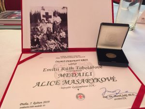 Emílie-Ruth Tobolářová získala Medaili Alice Masarykové – in memoriam