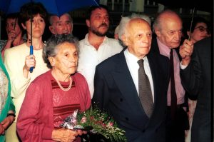 Odhalení pamětní desky Viktoru Fischlovi na jeho rodném domě v Hradci Králové, 22. 5. 1997, v první řadě zleva: S. Fischlová, V. Fischl a P. Fischl