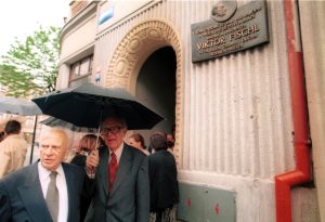 Odhalení pamětní desky na rodném domě bratří Fischlových v Čelakovského ulici v Hradci Králové, květen 1997 (vlevo Viktor Fischl, vedle Ota Ornest)