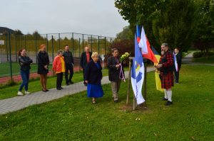 Předsedkyně Matice slezské v Bystřici s kronikářem obce položili květiny k Památné lípě.