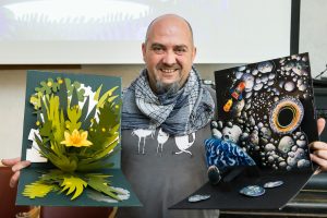 Ředitel festivalu Animánie Jan Příhoda a ukázka letošních cen Animáničky