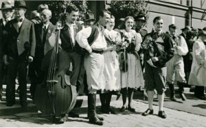 Strakoničtí muzikanti vítají v červnu 1945 prezidenta Beneše 