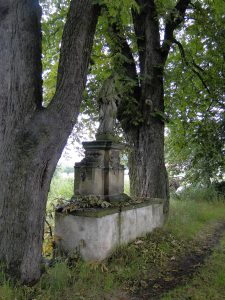 Socha svatého Jana Nepomuckého na hrázi rybníka při severozápadním okraji obce Úhrov