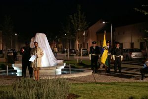 Starostka Ivana Dvořáková při ceremoniálu odhalením sochy, foto MěÚ Němčice nad Hanou