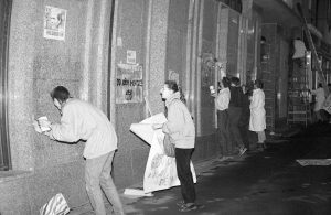 Studenti v roce 1989 polepují budovu KV KSČ na Americké tř. 42, Plzeň