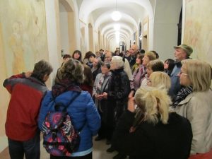 Účastníci přednášky obdivují Tanec smrti, foto: archiv pořadatele