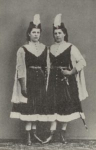 Marie Terezie a Terezie Marie v rolích Sebastiana a Violy během Shakespearovských slavností, 1864.