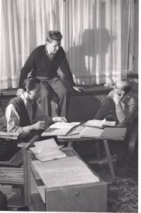 M. Zikmund, J. Hanzelka a J. Novotný ve vile, 1958