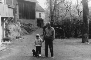 Karel Mejstřík s vnučkou Martinou – Skryje, léto 1968 