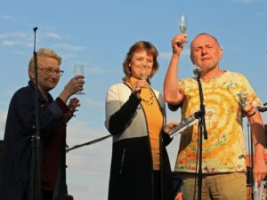 Martina Fialková při křtu knihy Diogenes a kočky ve Skryjích, 2018 (vlevo D. Voňková, vpravo Jaroslav Dušek