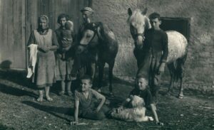 Rodina Jana Boštíka v roce 1955. Zleva stojí manželka Anastázie, dcera Marie s bratrem Pavlem v náručí, Jan Boštík a syn Josef, dole jsou zleva synové Jan a Václav. Chybí čtyřletá dcera Anastázie, která se zdráhala fotografovat.