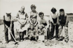 Rodina Jana Boštíka na počátku 60. let 20. století. Zleva stojí Jan Boštík, manželka Anastázie a děti Marie, Josef, Václav a Jan, dole jsou Anastázie a Pavel.