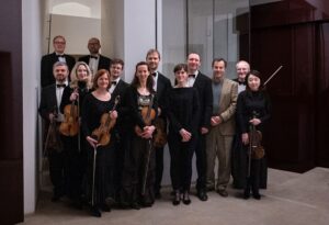 Martinů Strings Prague se svým patronem M. J. Stránským (třetí zprava) a uměleckým šéfem Jaroslavem Šonským (druhý zprava)