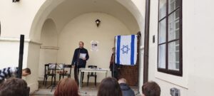 Během přednášky o holocaustu a antisemitismu