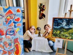 Oblopeny artefakty k dražbě (zleva Martina Kašpárková, Kristina Mezníková)