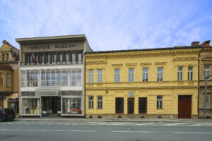 V obchodním domě firmy A. Wenke a syn, realizovaném podle návrhu architekta Josefa Gočára, dnes sídlí Městské muzeum v Jaroměři