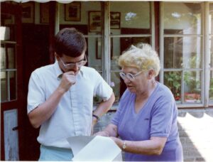 David Beveridge na návštěvě v domě skladatele ve Vysoké, vpravo Věra Johnová, vnučka A. Dvořáka (červenec 1990)