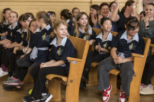 DPS Klíček (FZŠ Mezi Školami, Praha 5) v hledišti sleduje přípravy pražské postupové přehlídky, Aula Gymnázia Karla Sladkovského, Praha 3, 1. 4. 2023. 