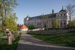 Impozantní Klášter Broumov stojí zato alespoň jedenkrát v životě navštívit. Hudební festival Za poklady Broumovska je ideální příležitostí.