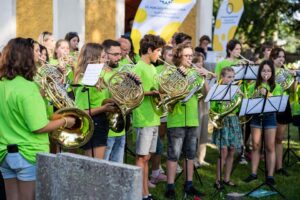 Součástí festivalu bude i vystoupení účastníků Letních hornových kurzů. Hráči na lesní roh se sem sjíždějí z celého světa.