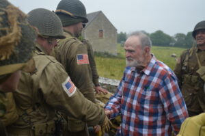 Setkání s veteránem 82. výsadkové divize z korejské války Jackem Wingatem, který organizuje seskoky z historických letadel k uctění Dne D v obci St. Marcouf (červen 2023).