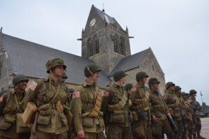 Závěr několikadenní vojenskohistorické akce na Eisenhowerově náměstí v Saint Mére Église, které osvobodili příslušníci 82. výsadkové divize v Den D (červen 2023)