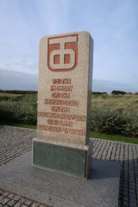 Pomník 90. pěší divize na pláži Utah, na stéle u podstavy je stejný nápis jako na pomníku téže jednotky na Zhůří "From Utah Beach to Czechoslovakia".