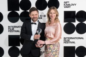 Producentka Monika Kristl s režisérem Jiřím Mádlem a diváckou cenou, kterou za film Vlny získali na Karlovarském festivalu